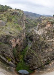 Stock Image: Looking down from the Presa de Quentar dam in the Sierra Nevada of Spain