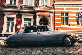 Stock Image: Lübeck, Schleswig-Holstein, Germany - JULY 28, 2019: beautiful old classic car in the medieval old town