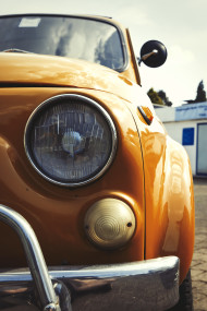 Stock Image: oldtimer fiat 500l frontlights