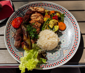 Stock Image: Plate with Arabic meat skewers served with rice and grilled vegetables