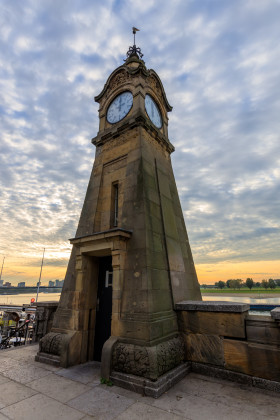 Stock Image: Public clock in Düsseldorf on the Rhine