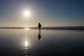 Stock Image: silhouette of a children on the beach in portugal nazare