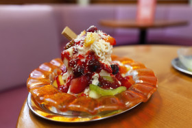 Stock Image: spaghetti ice cream with fruits