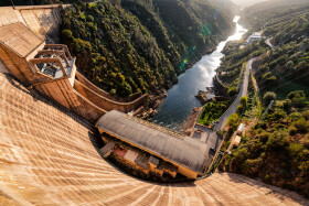 Stock Image: The Castelo do Bode dam (Portuguese: Barragem de Castelo do Bode) dams the Zêzere River, a tributary of the Tejo, to form a reservoir.