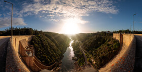 Stock Image: The Castelo do Bode dam (Portuguese: Barragem de Castelo do Bode) dams the Zêzere River, a tributary of the Tejo, to form a reservoir.