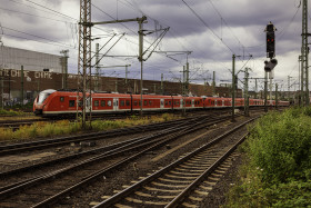 Stock Image: train arrives at the main station in dusseldorf