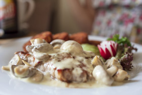 Stock Image: Veal steak in creamy mushroom sauce with hash browns